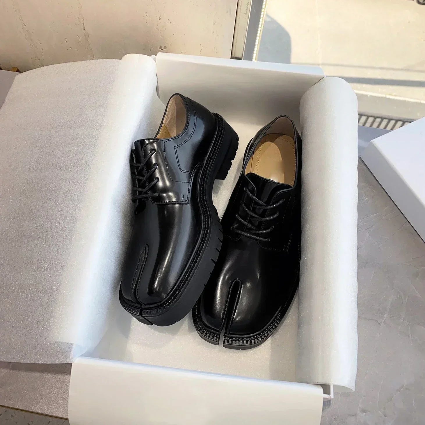 Men’s Split Toe Tabi Loafers – Patent Leather Thick Sole Korean Trend 2025